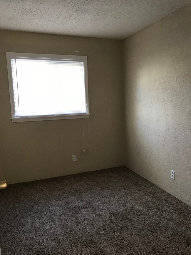 Building Photo - Well maintained home, recent upgrades, cut...