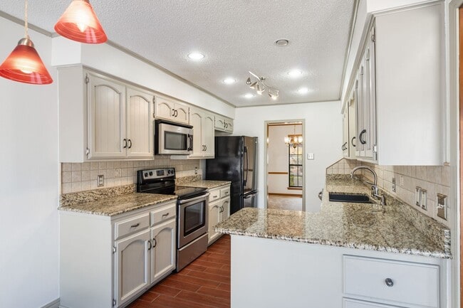 Building Photo - Beautiful 3 Bed / 2 Bath Home in Fort Smith (0.73 Acre Lot)