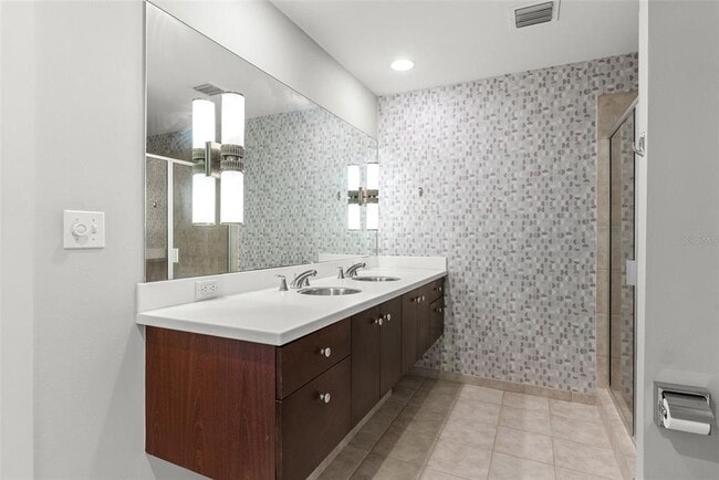 Building Photo - 1120 E Kennedy Blvd