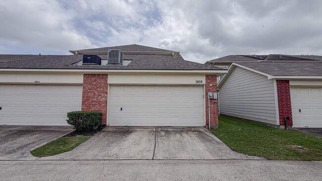 Building Photo - 1909 Kemah Village Dr