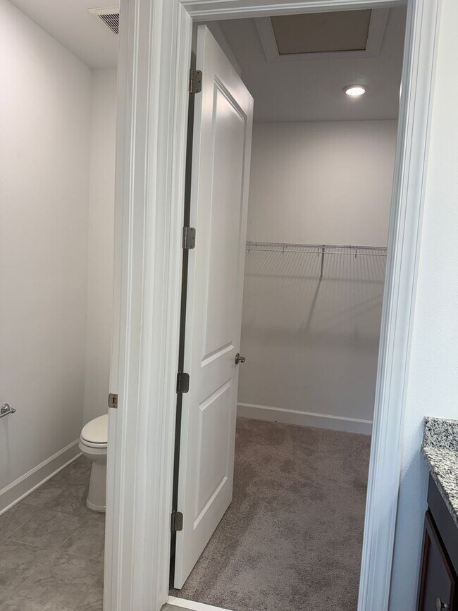 Building Photo - 5 Bedroom 4 Bath W/Office & 3-Car Garage (...