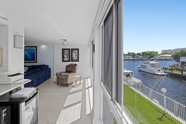 Building Photo - 3100 NE 49th St