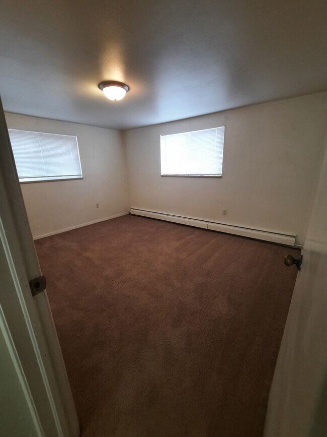 Building Photo - Now Leasing: Updated 2BR in Golden 4-Plex ...