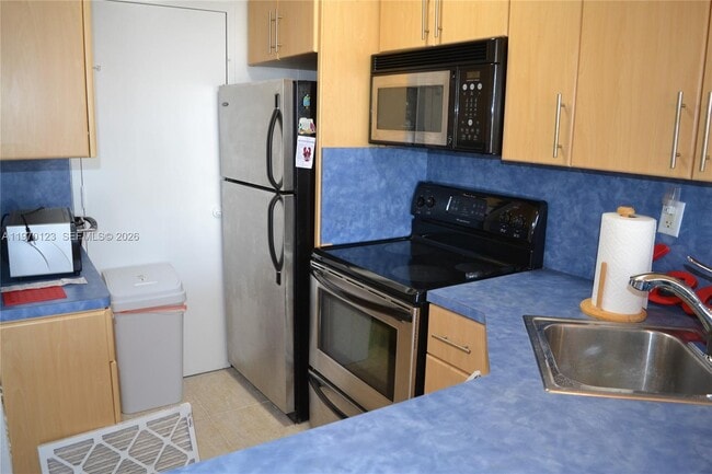 Building Photo - 2899 Collins Ave