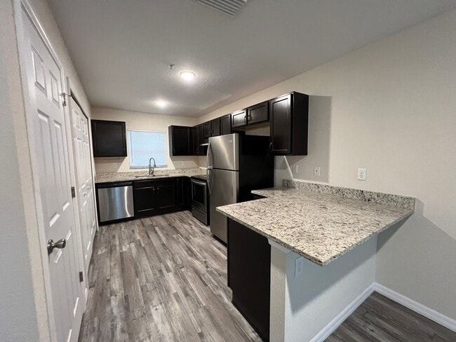 Building Photo - Available now! Lovely 2 Bedroom, 2 Bathroo...