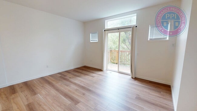 Building Photo - Prime Location, Directly Across From Nike Headquarters! Beautiful Townhouse, Two En-Suites, Centr...