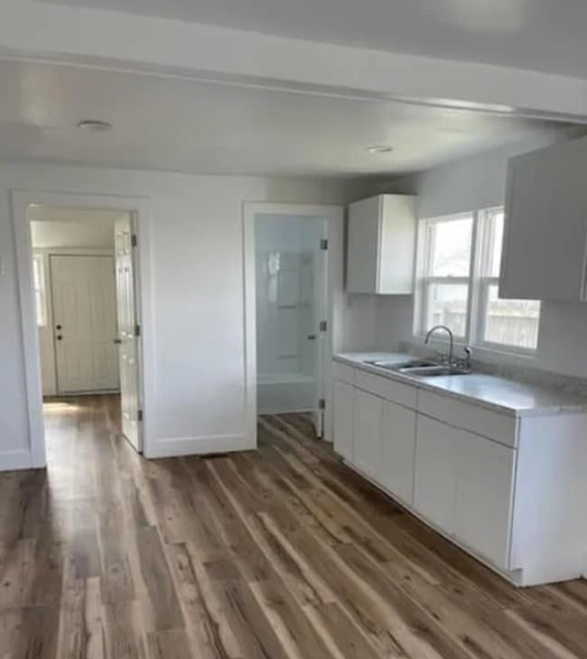 Building Photo - Spacious One Bedroom Duplex located near S...