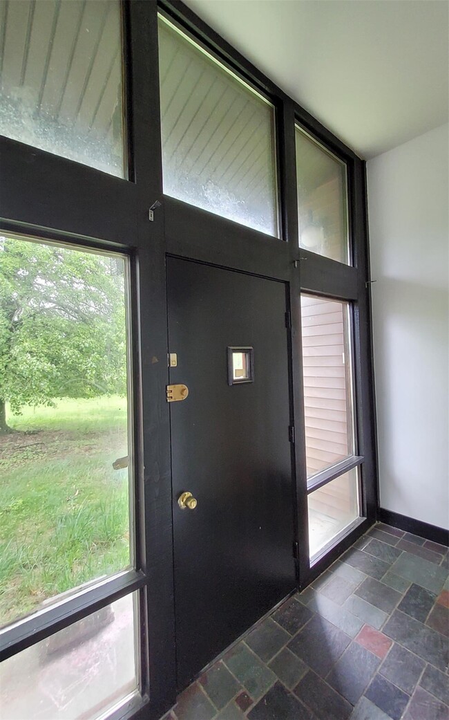 Building Photo - 40 Felter Hill Rd