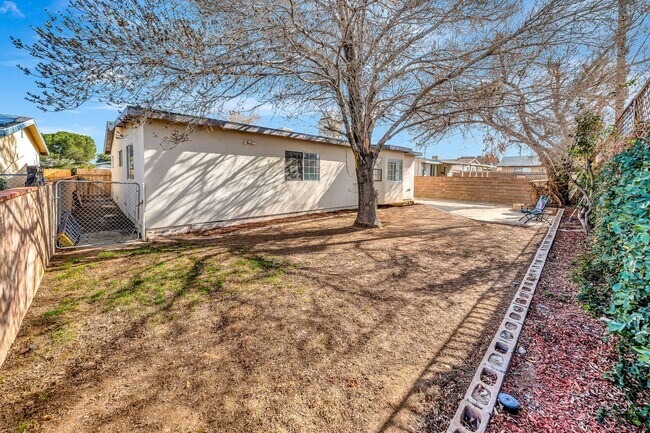 Building Photo - Stylish 4-Bed Mid-Century Home
