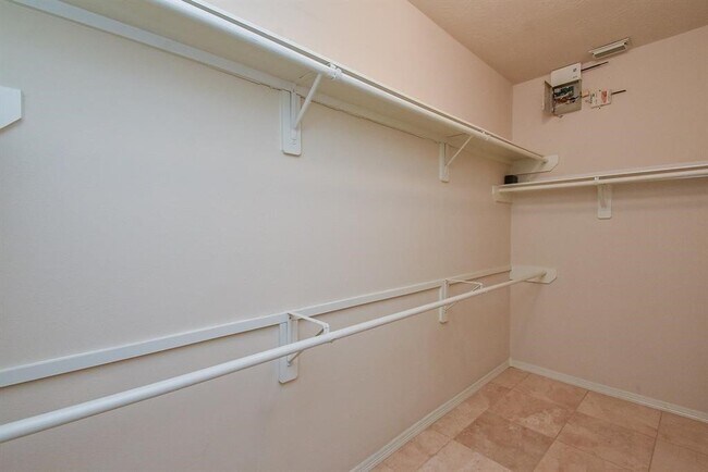 Building Photo - 2811 Little Spring Cir
