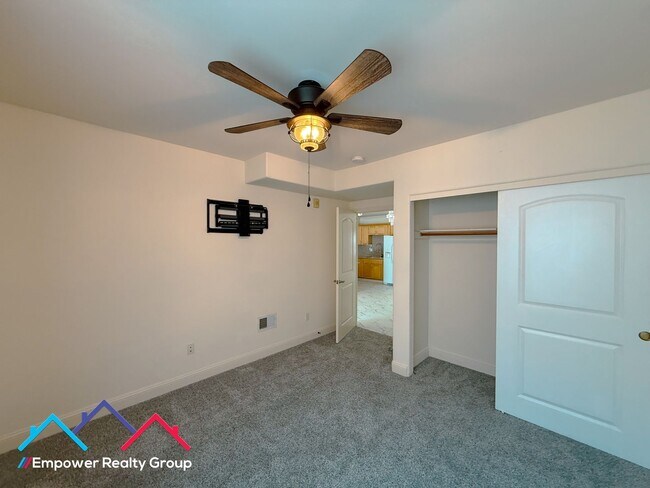 Building Photo - Spacious 3 Bedroom 2 Baths Corner Condo