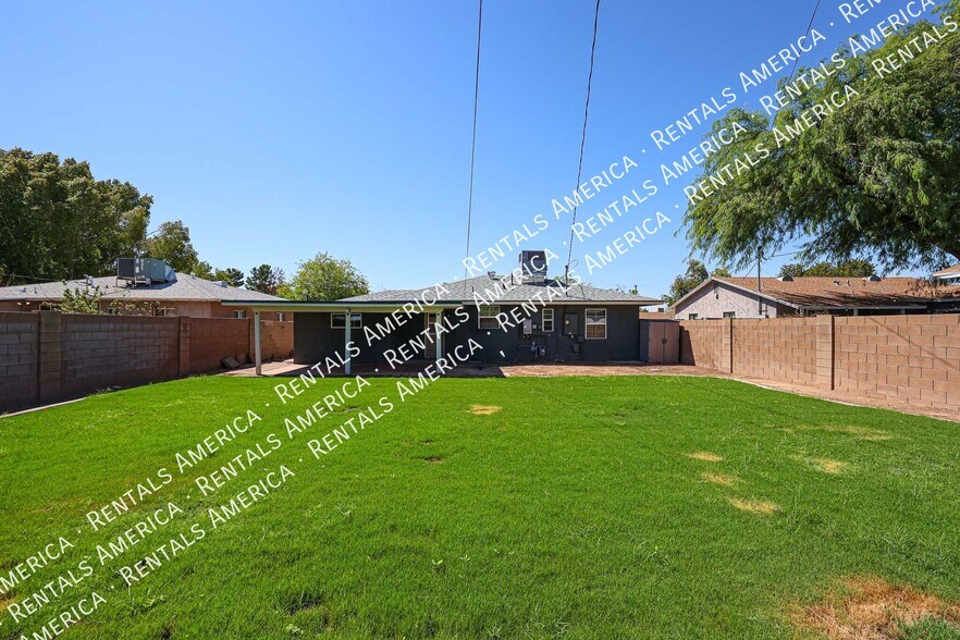 Building Photo - 1310 W Glenrosa Ave