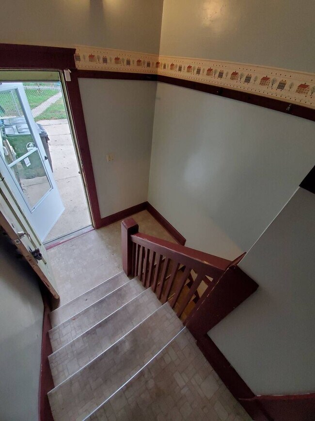 Building Photo - Immaculate 4 Bedroom Single Family with Central AC and Detached Garage, parking lane, and Large B...