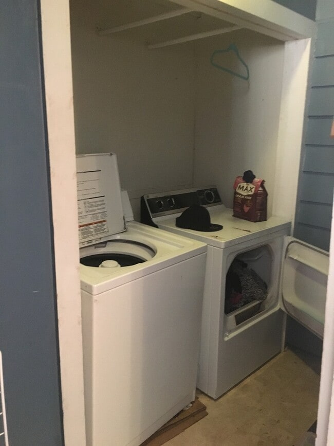 Building Photo - 3 Bedroom - 2 Bath - Great Location