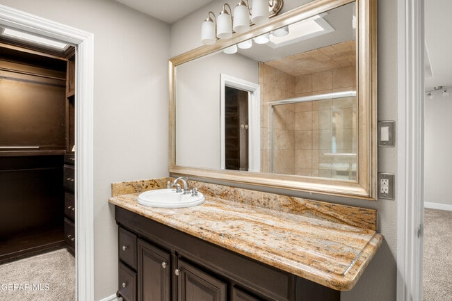 Building Photo - 6204 Pinehurst Dr