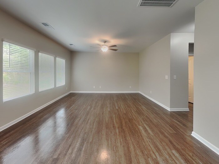 Building Photo - 733 Point Andrews Dr SW