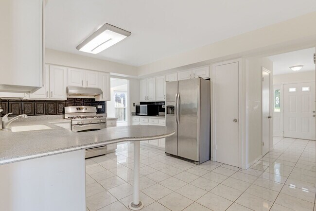 Building Photo - 421 Collen Dr