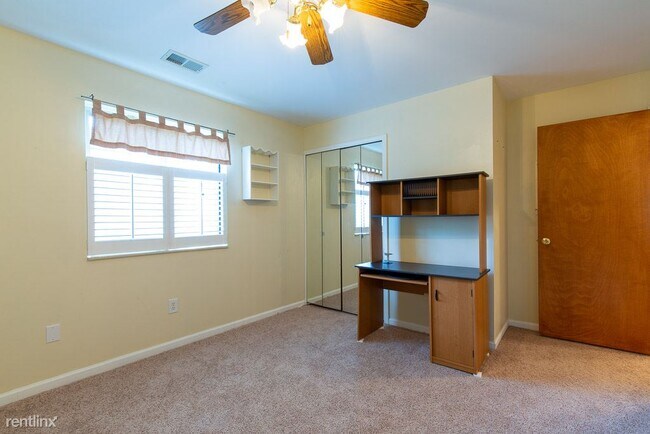 Building Photo - 2 br, 1 bath  - 30506 Oakridge Manor Dr