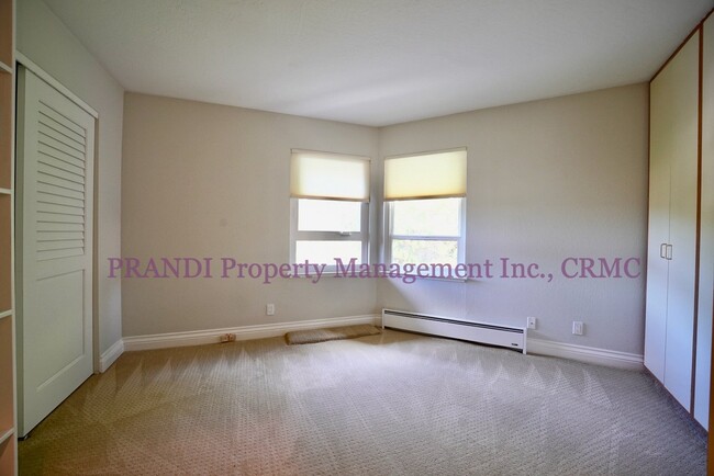 Building Photo - Top Floor, Corner Unit Condo with Panorami...