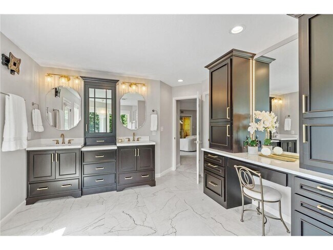 Building Photo - 6210 Deerwood Cir N