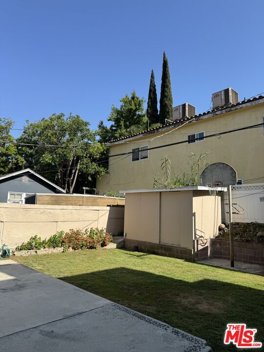 Building Photo - 12340 Moorpark St