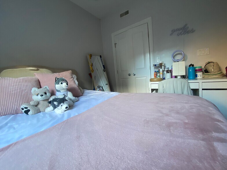 Building Photo - 719 Parker St