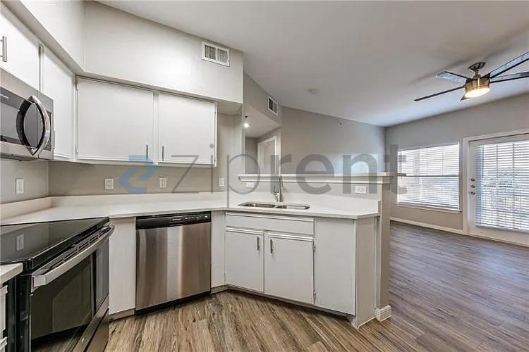 Building Photo - Unit 823