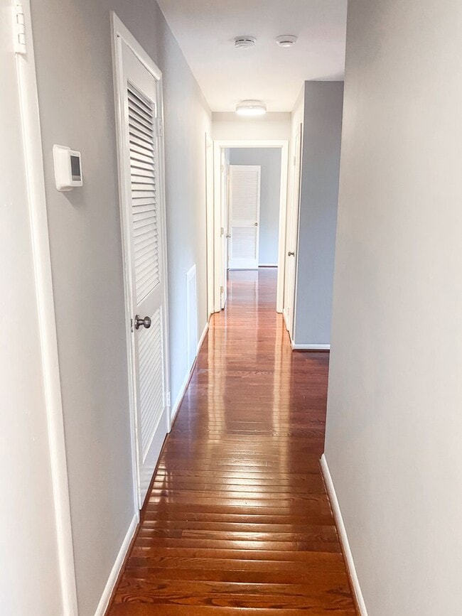 Building Photo - Stunning 3 Bed 2 Bath Condo In Much Sought After Sequoyah Community