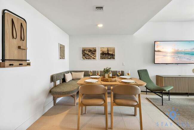 Building Photo - 601 NE 1st Ave