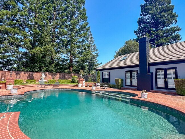 Building Photo - Exceptional Executive Estate With Pool and Tennis Court