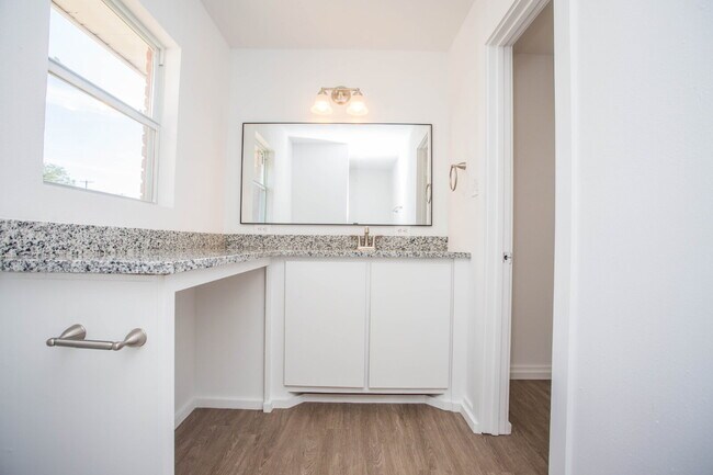 Building Photo - Short-Term Lease!