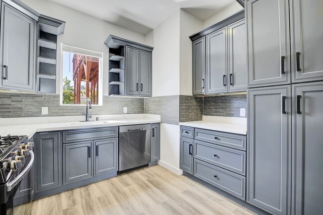 Building Photo - West Oakland Stylish 2/1 Flat - Completely...