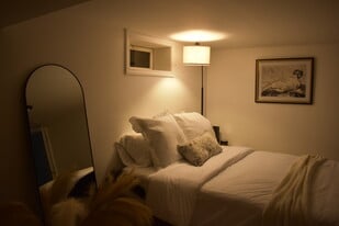 Building Photo - 256 Aqueduct Rd