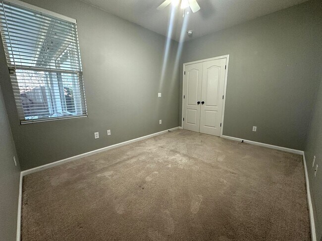 Building Photo - Gorgeous 4 Bedroom with Backyard Oasis wit...