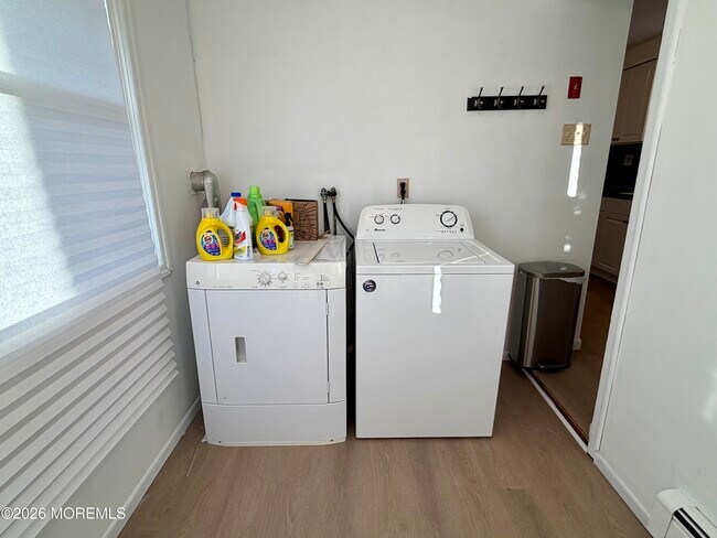 Building Photo - 546 E Bayview Ave