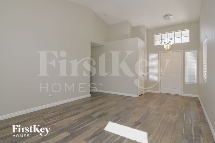 Building Photo - 827 Centaur Ave