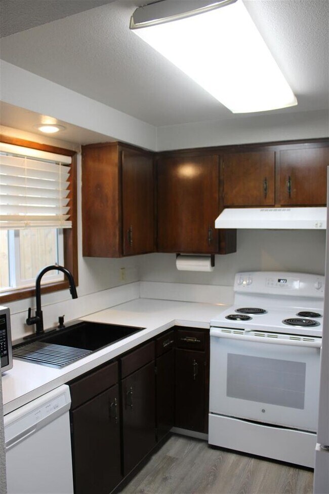 Building Photo - 2 Bedroom, 1 Bathroom Duplex!!!!