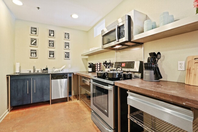 Building Photo - 1041 Constance St