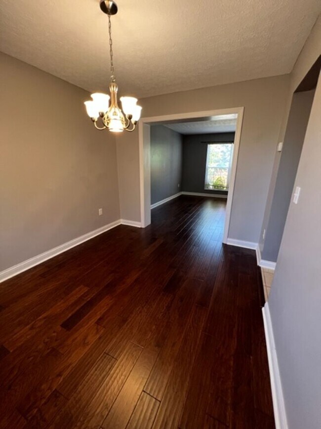 Building Photo - Charming 4 Bedroom 2.5 Bathroom Home in Hi...