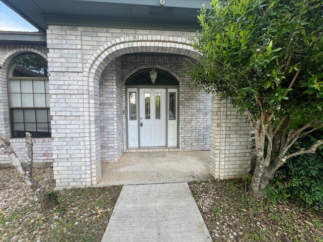 Building Photo - Awesome 4 bdrm/2.5 ba in La Brisas