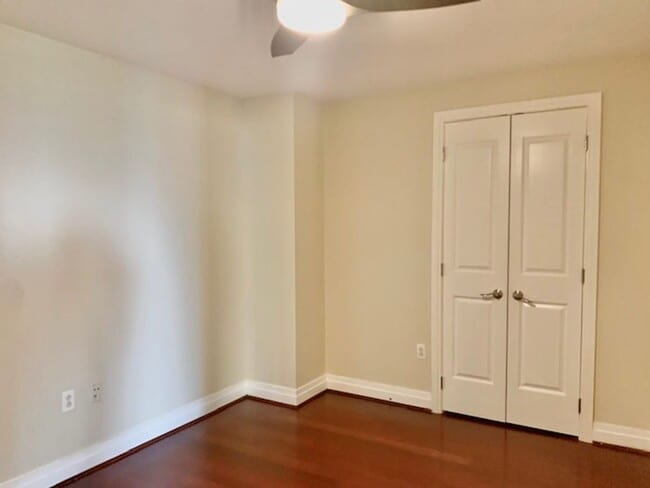 Building Photo - Beautiful 1 BR plus den 2 BA luxury condo ...