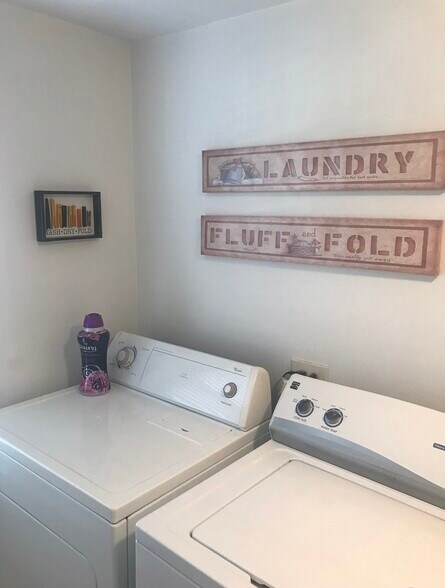 Washer/dryer in bathroom - 111 Lyman St