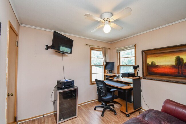 Building Photo - Spacious Central Sioux Falls Home with Ent...