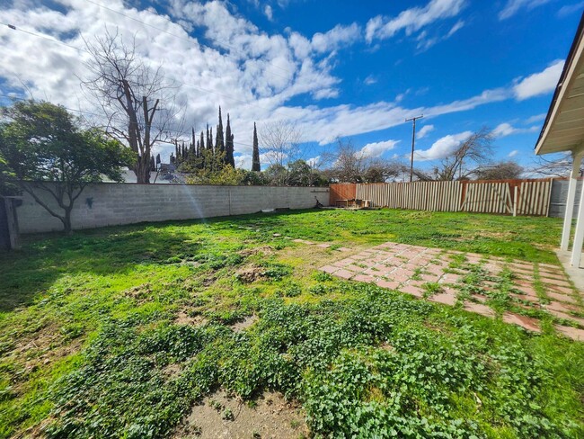 Building Photo - Charming 3-Bedroom Home in SW Visalia!