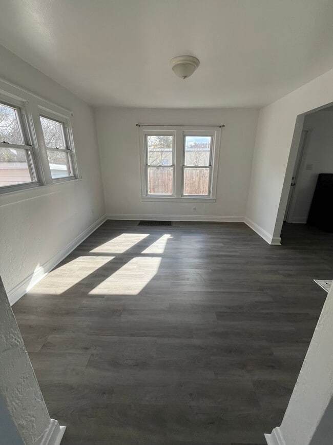 Building Photo - Three Bedroom Single Family House