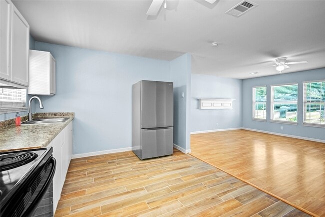 Building Photo - 8921 Oak Knoll Ln