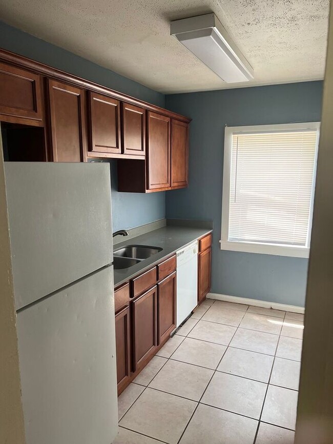 Building Photo - 2 bedroom Townhome off Pensacola Available...