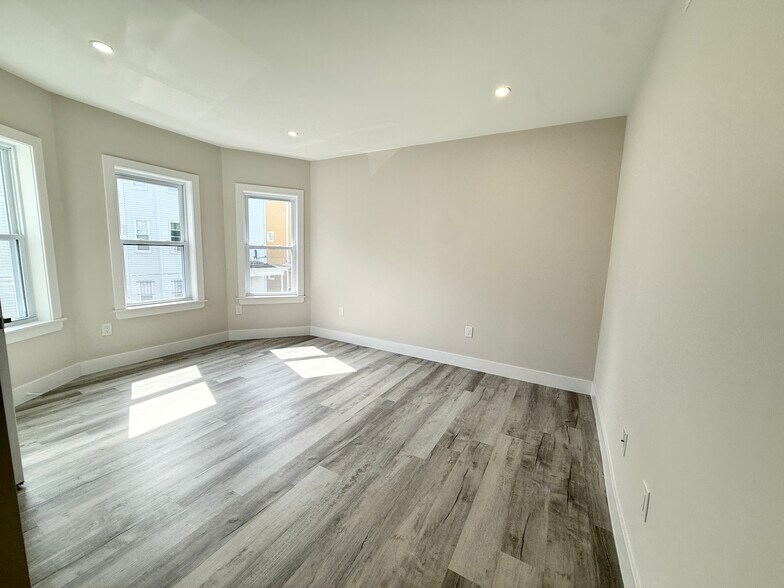 Building Photo - 10 Cawfield St
