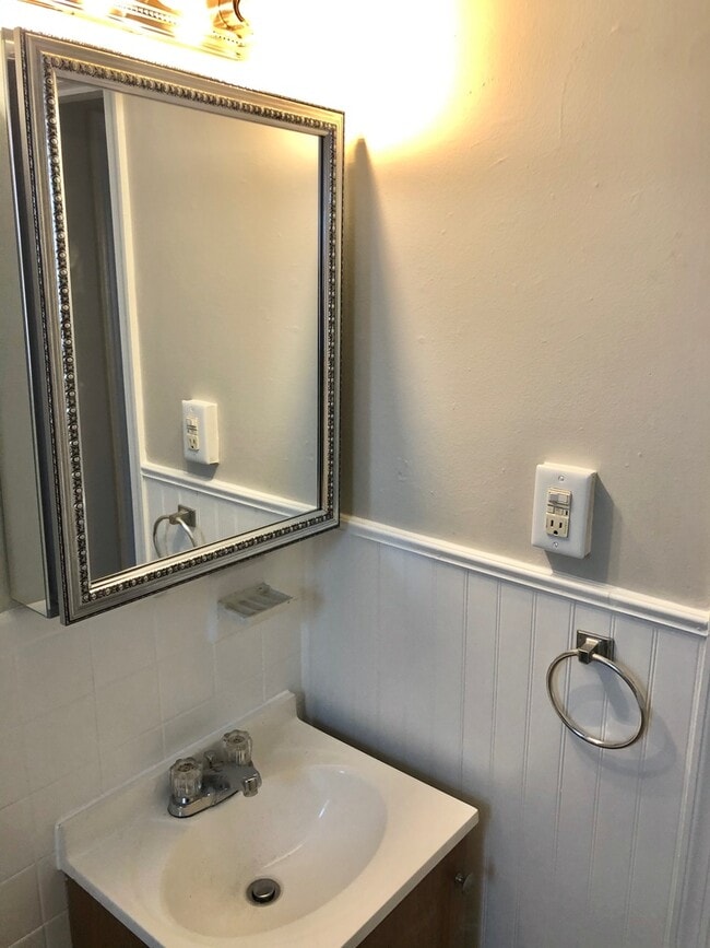 Building Photo - Can't beat this price- walk to the Fan and...