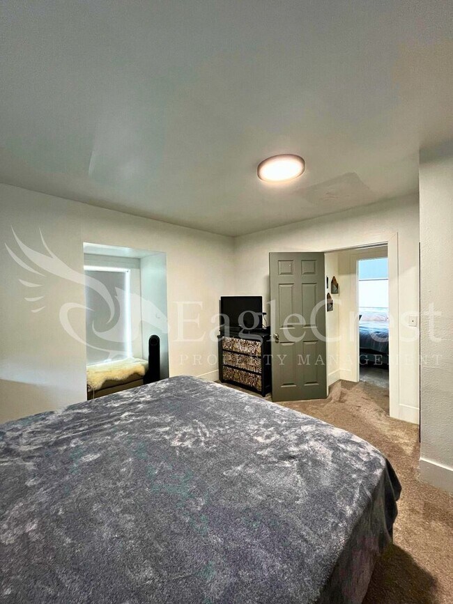 Building Photo - A Timeless & Elegant 2 Bedroom 1 Bathroom Single Family Home